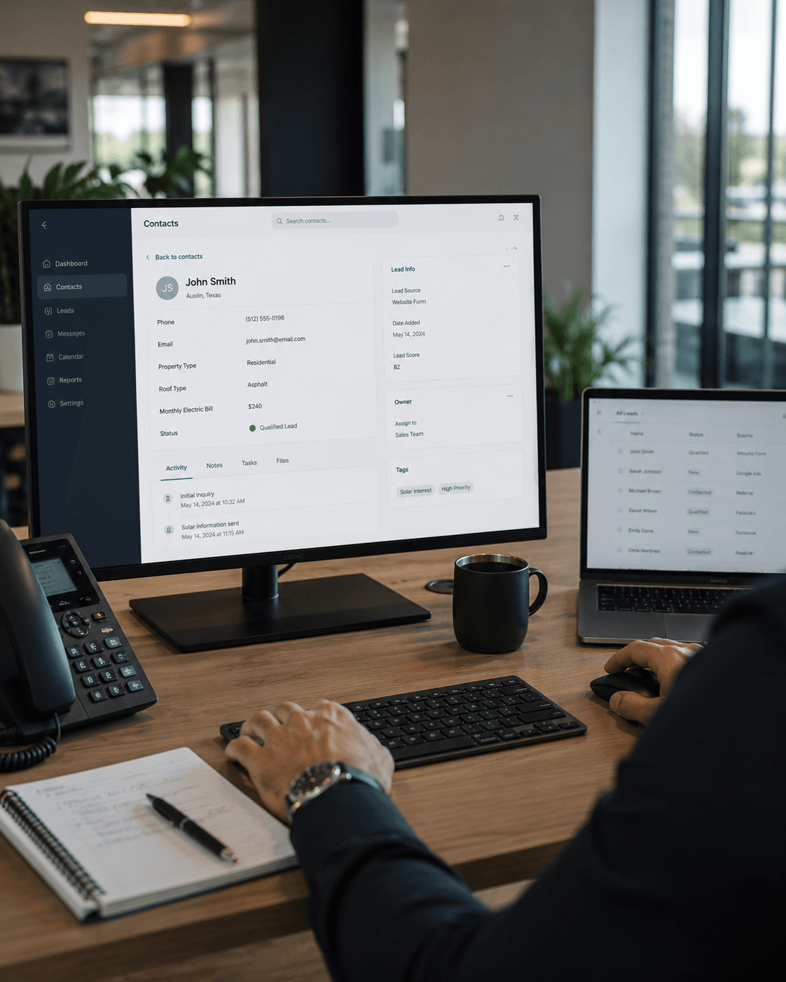 Asesor comercial trabajando con un CRM que muestra un lead con estado 'Calificado'